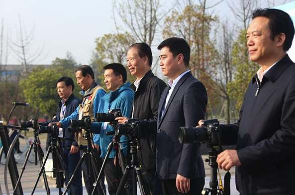 农民进城后如何处理承包土地？土地合同到期后如何延期？答案是这样的。